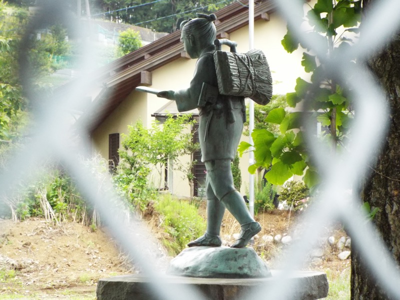 大野山登山、二宮金次郎像