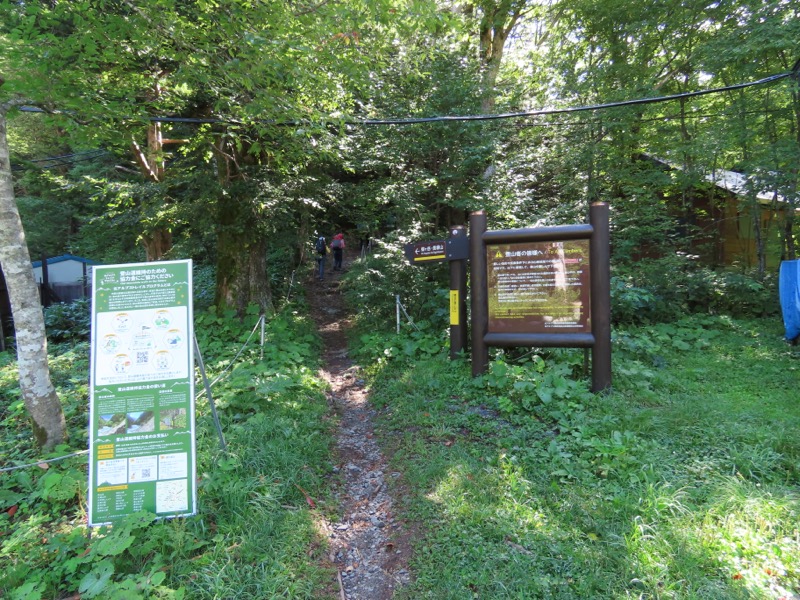 蝶ヶ岳、上高地右岸歩道